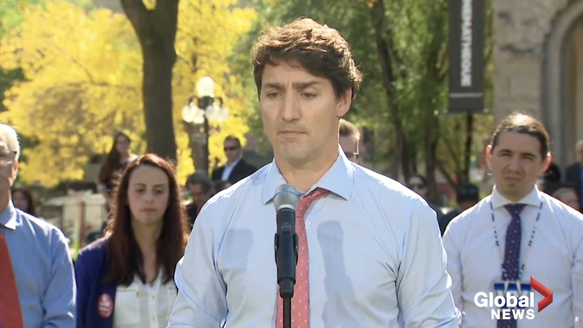 Trudeau luta contra as lágrimas ao relembrar 'conversas difíceis' com seus filhos por meio de fotos de blackface via Global News, YouTube
