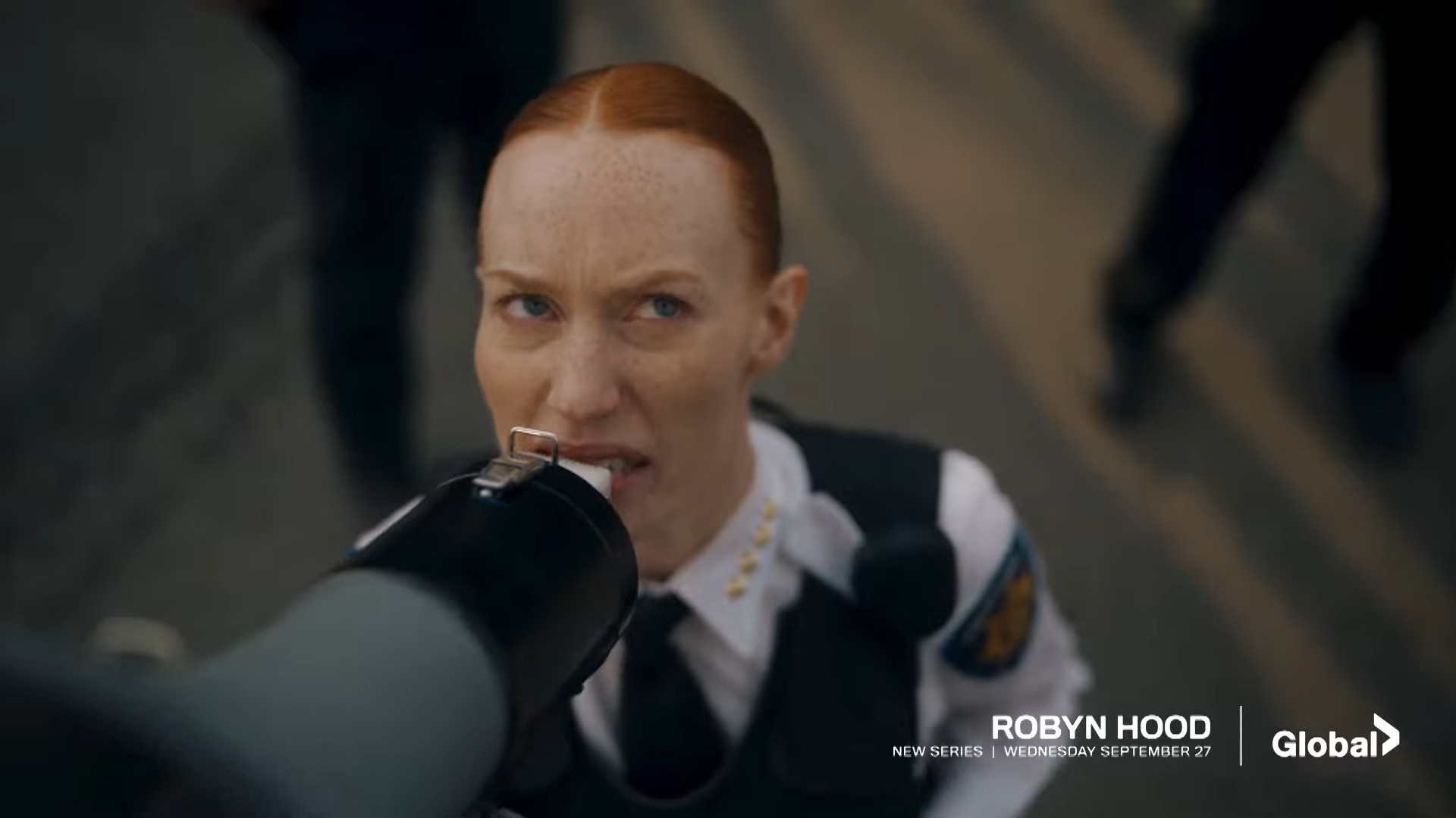 O xerife (Kira Guloien) chama The Hood em Robyn Hood (2023), Global TV