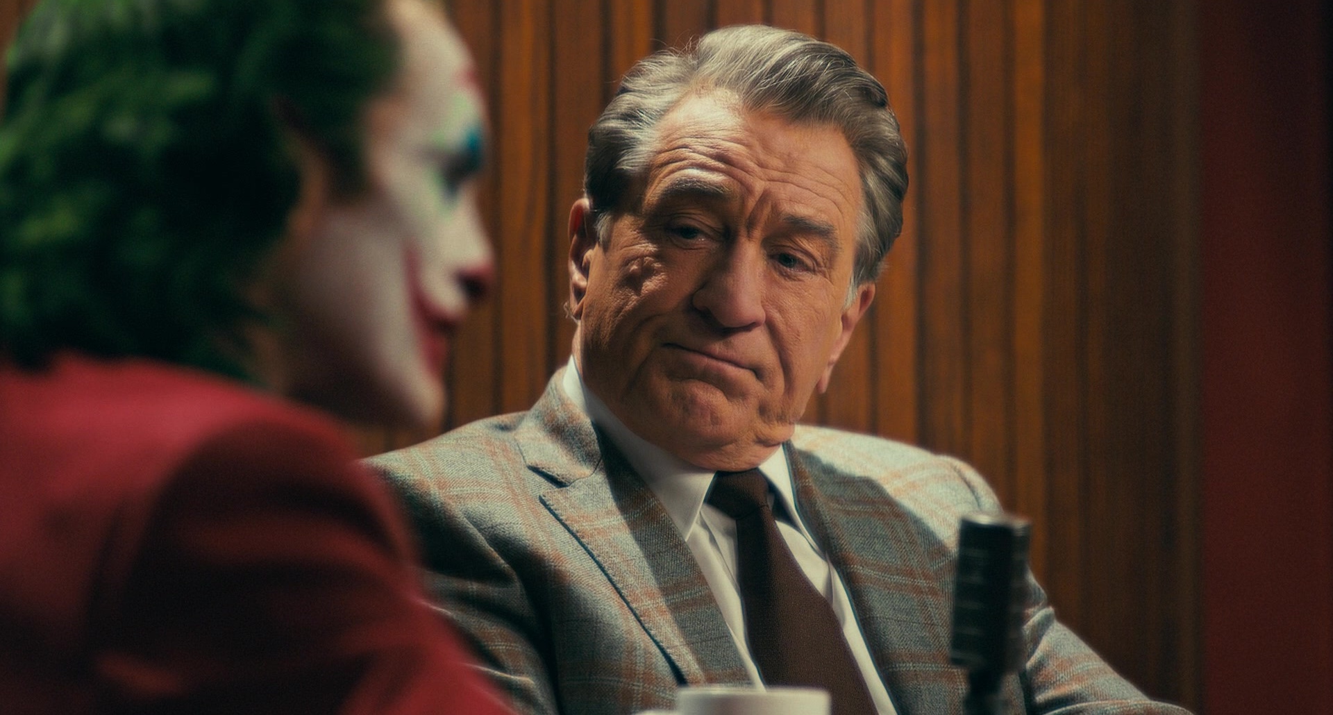 Joaquin Phoenix como Arthur Fleck e Robert De Niro como Murray Franklin em Joker (2019), Warner Bros.