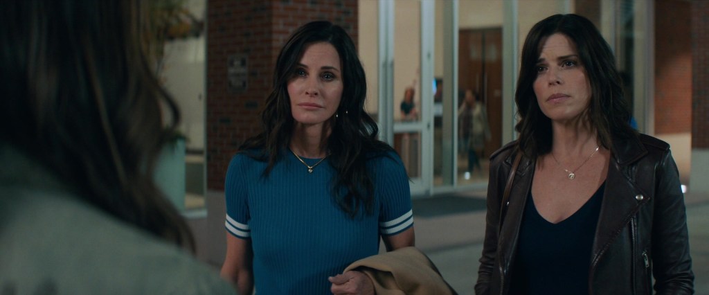 Melissa Barrera as Sam Carpenter, Courtney Cox as Gale Weathers and Neve Campbell as Sydney Prescott i nScream (2022), Paramount Pictures