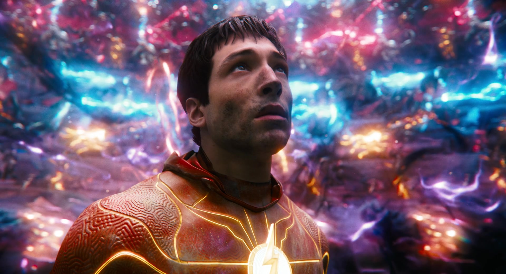 Barry Allen (Ezra Miller) observa o colapso do Multiverso em The Flash (2023), Warner Bros.