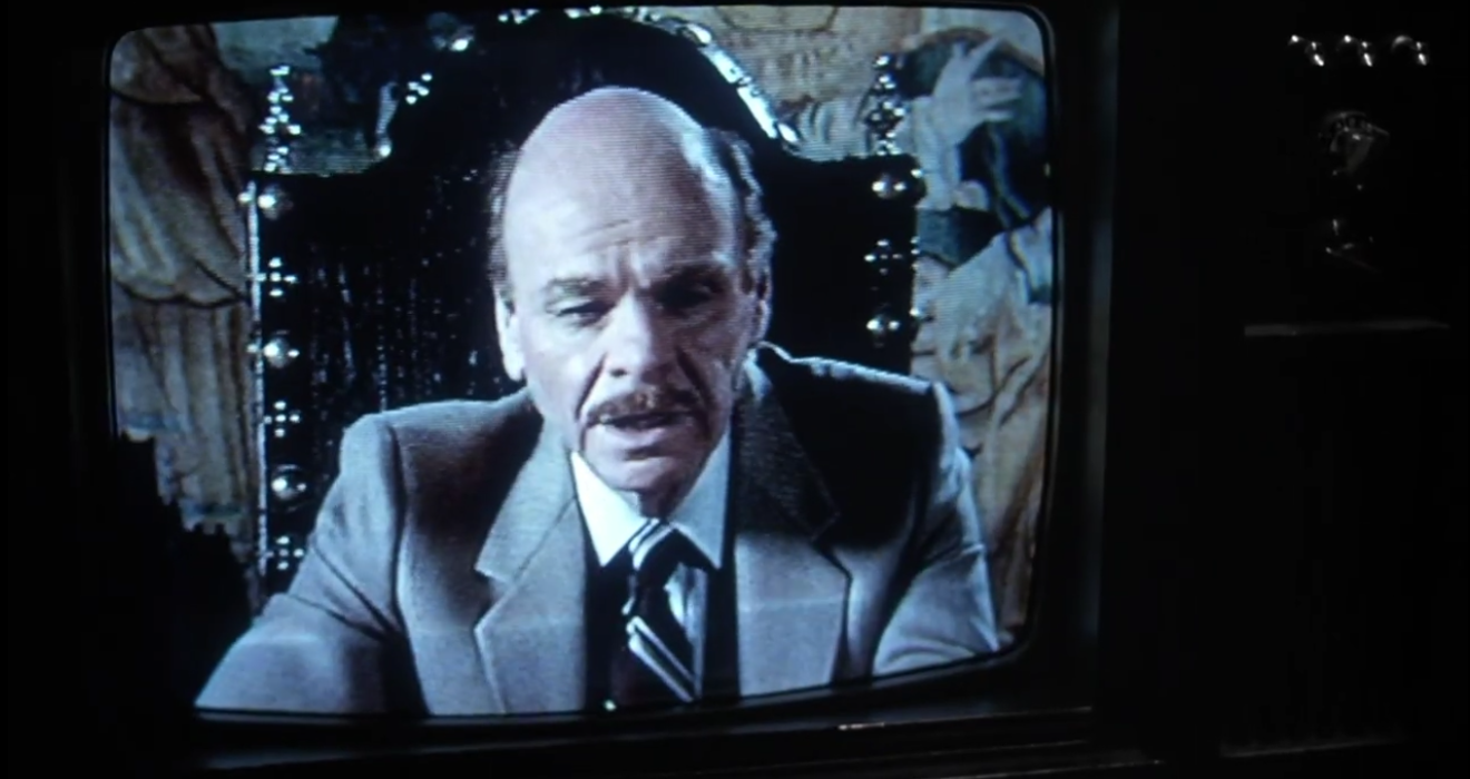 Brian O'Blivion (Jack Creley) conta ao mundo em videoteipe em Videodrome (1983), Universal Pictures