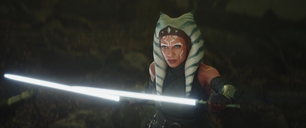 Ahsoka (Rosario Dawson) draws her lightsabers on Din Djarin (Pedro Pascal) in The Mandalorian Chapter 13 "The Jedi" (2020), Lucasfilm