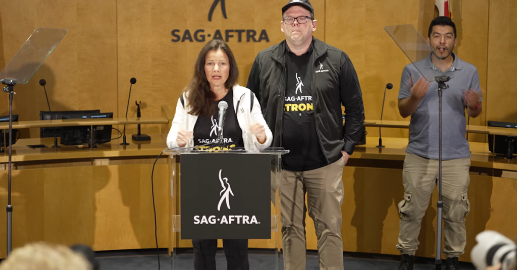 A atriz e presidente do SAG-AFTRA, Fran Drescher, dá uma entrevista coletiva detalhando a greve do SAG-AFTRA de 2023