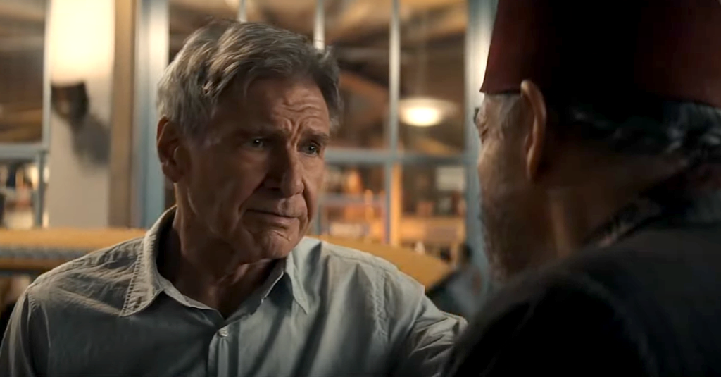 Indiana Jones (Harrison Ford) se reúne com Sallah (John Rhys-Davies) em “Indiana Jones e o Chamado do Destino” (2023), Walt Disney Studios