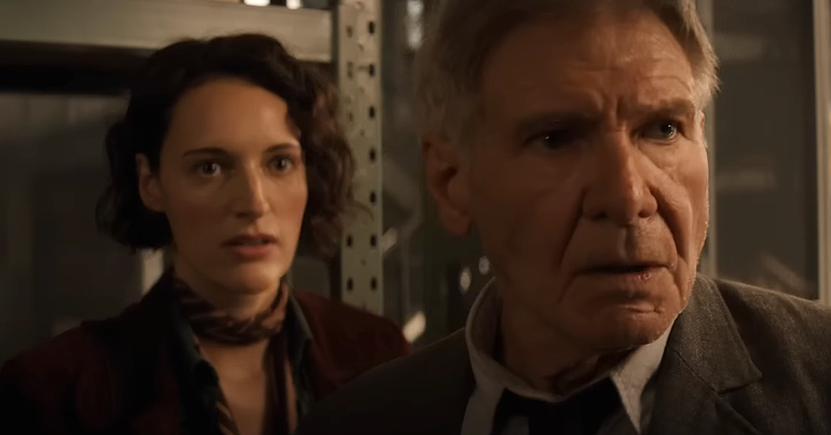 Indiana Jones (Harrison Ford) e Helena Shaw (Phoebe Waller-Bridge) são encurralados pelos capangas de Voller em “Indiana Jones e o Chamado do Destino” (2023), Walt Disney Studios
