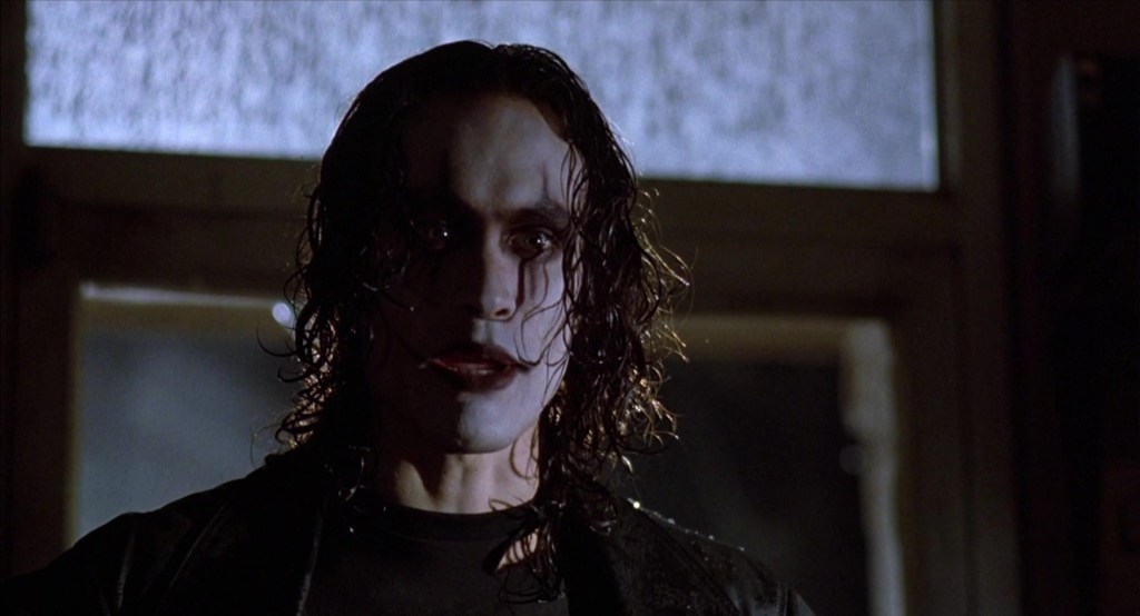 Eric Draven (Brandon Lee) retorna dos mortos em O Corvo (1994), Miramax Films