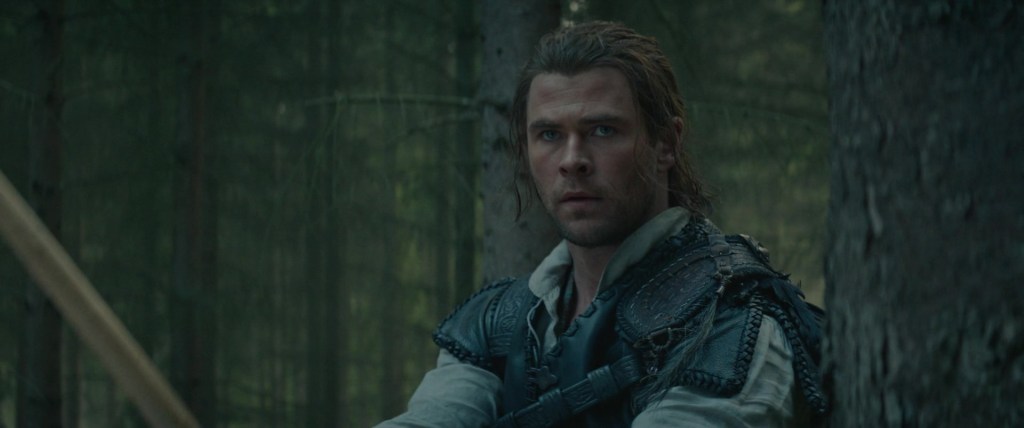 Eric (Chris Hemsworth) prepares to catch his next meal in The Huntsman: Winter's War (2016), Universal Pictures