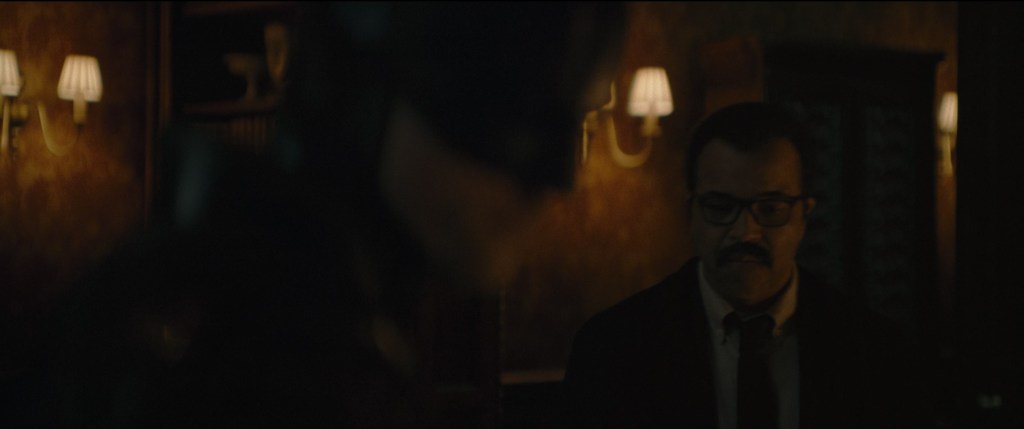O tenente Gordon (Jeffrey Wright) e Batman (Robert Pattinson) estão no caso em The Batman (2022), Warner Bros.