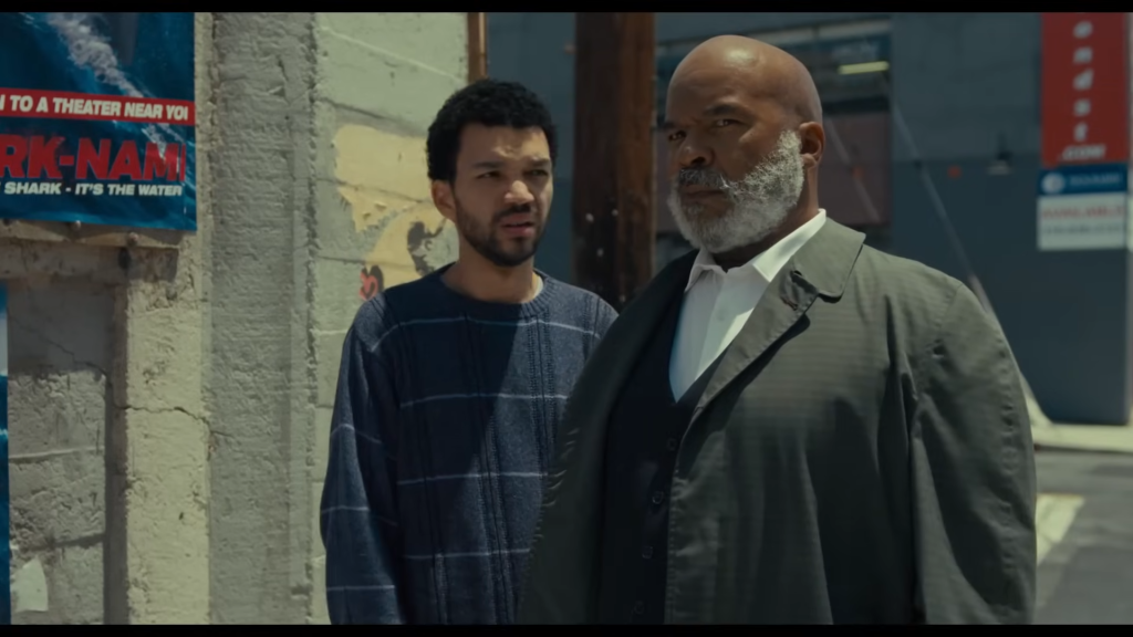 Justice Smith como Aren e David Alan Grier como Roger em The American Society of Magical Negroes (2024), Focus Features