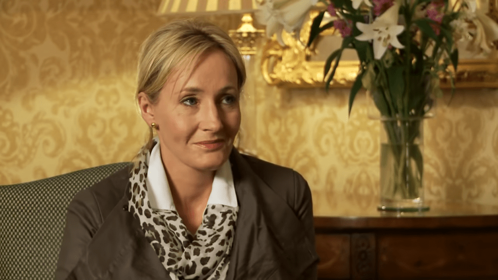 Entrevista com JK Rowling: 'Comprei meu vestido de noiva disfarçado' via The Guardian, YouTube