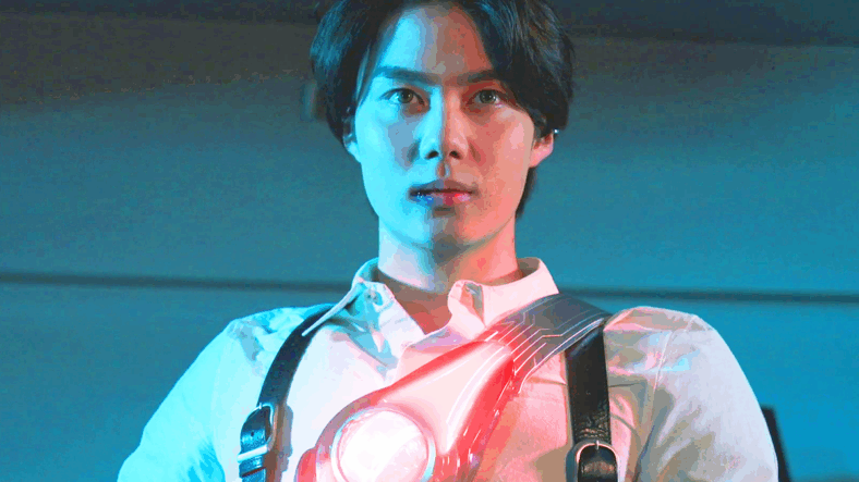 Baku Yorozu (Ryutaro Imai) prepares to henshin for the first time in Kamen Rider Zeztz Case 1 "Start" (2025), Toei Co. Ltd.