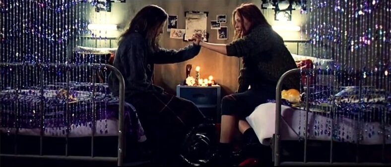 Ginger (Katharine Isabelle) and Brigitte Fitzgerald (Emily Perkins) make a morbid pact in Ginger Snaps (2000), Motion International 